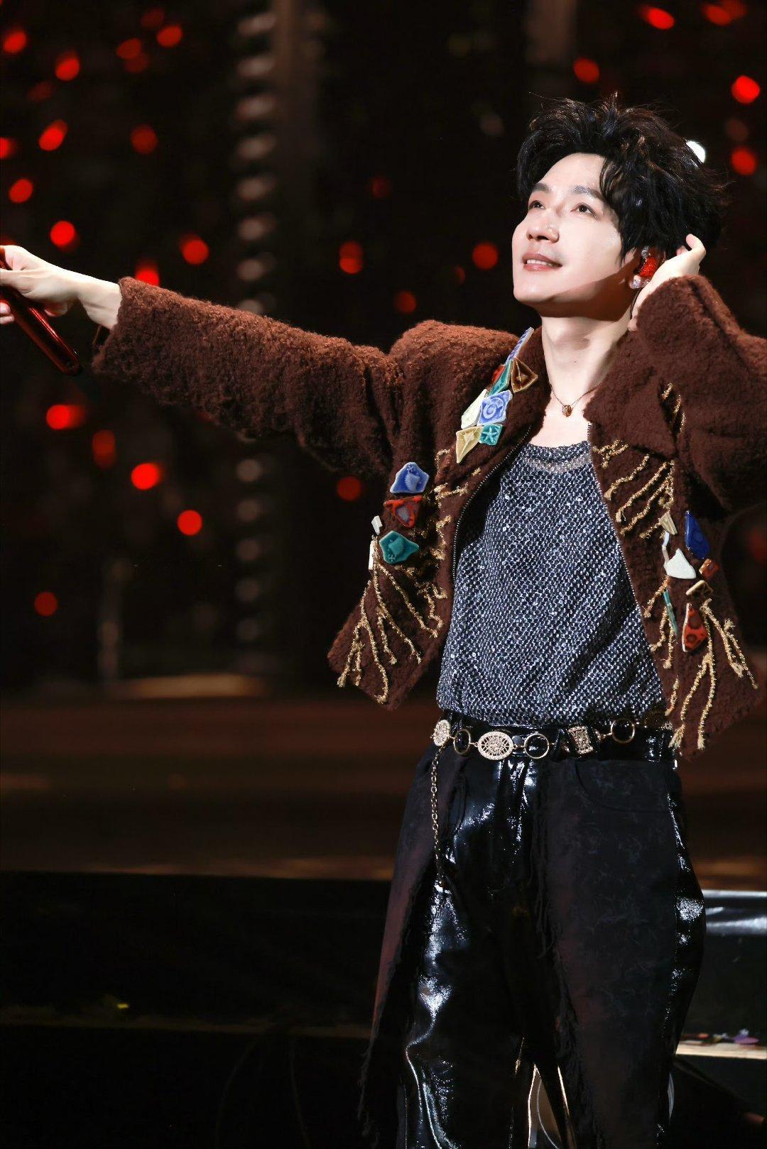 陈楚生演唱会 伟大无需多言！陈楚生开场全程高能，实景舞台+电影级叙事拉满诚意，把