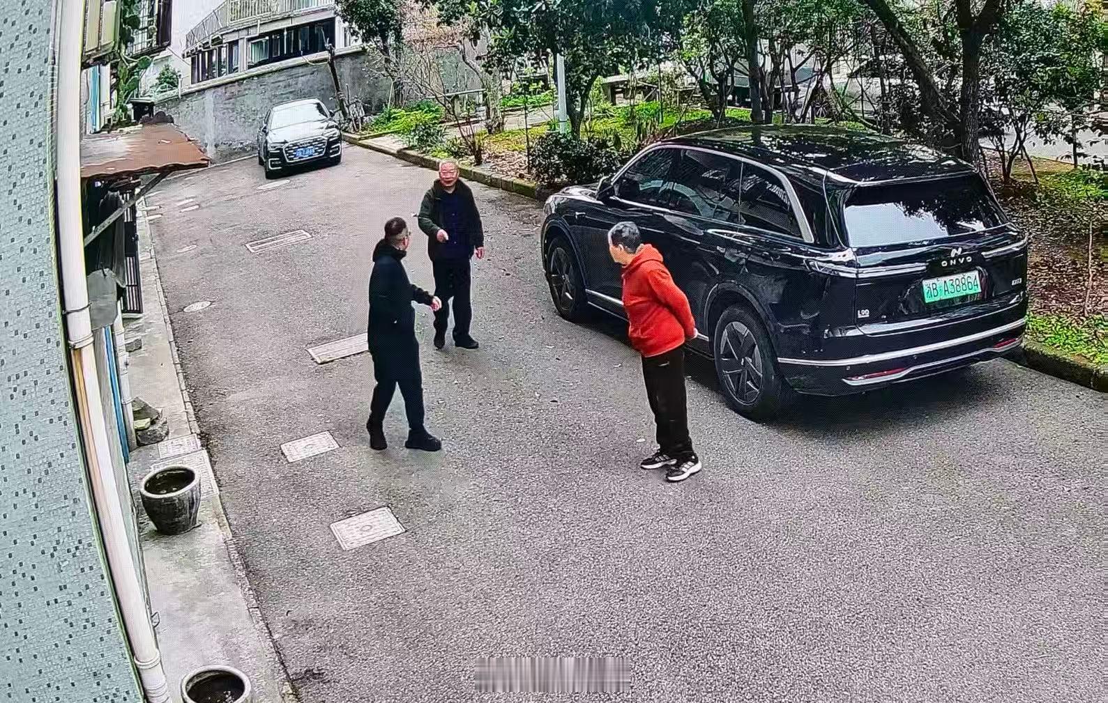 宁波年轻党员暖心相助迷路老人平安回家 宁波慈溪年轻党员、微网格员葛孝亮，在小区内
