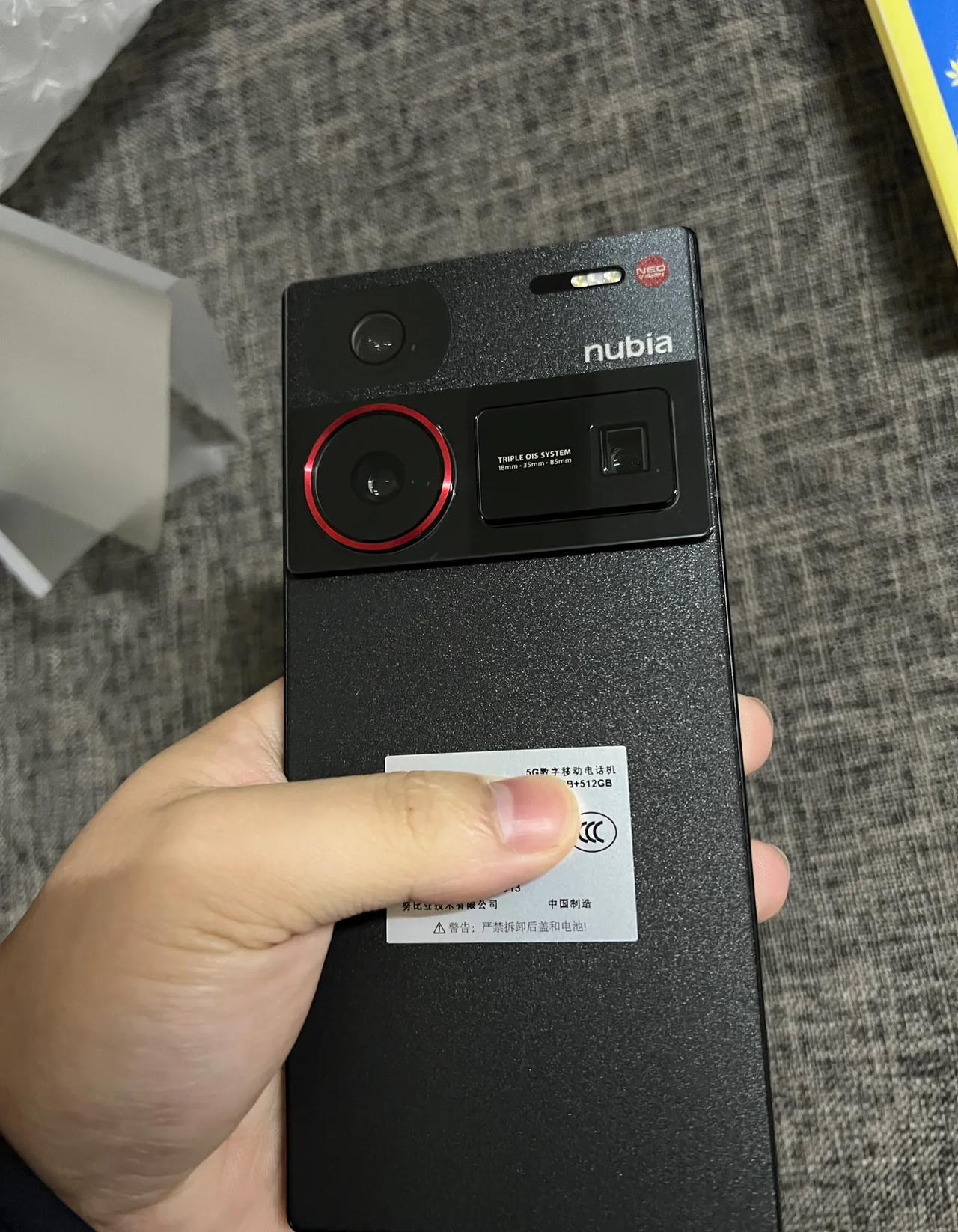 期待已久的努力亚z60ultra终于到了，正面屏除了纯白情况下看着还是挺惊艳的，