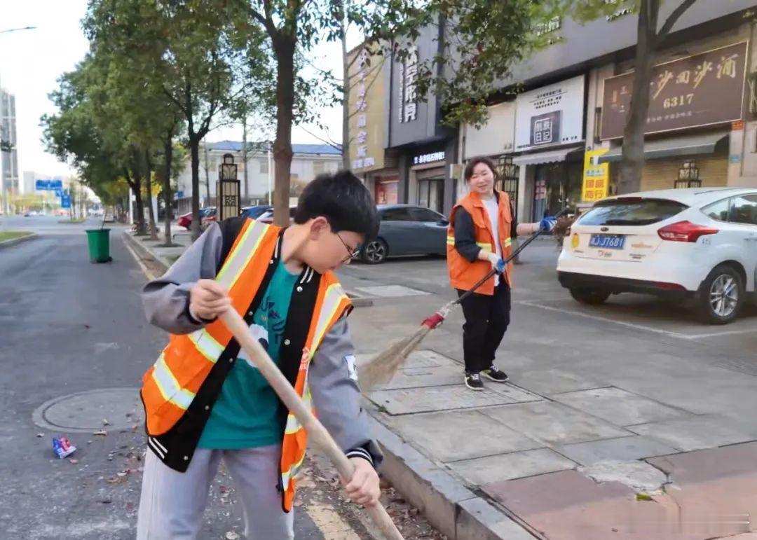 『“帮妈妈扫大街，一点儿不丢人！”』https://mp.weixin.qq.c