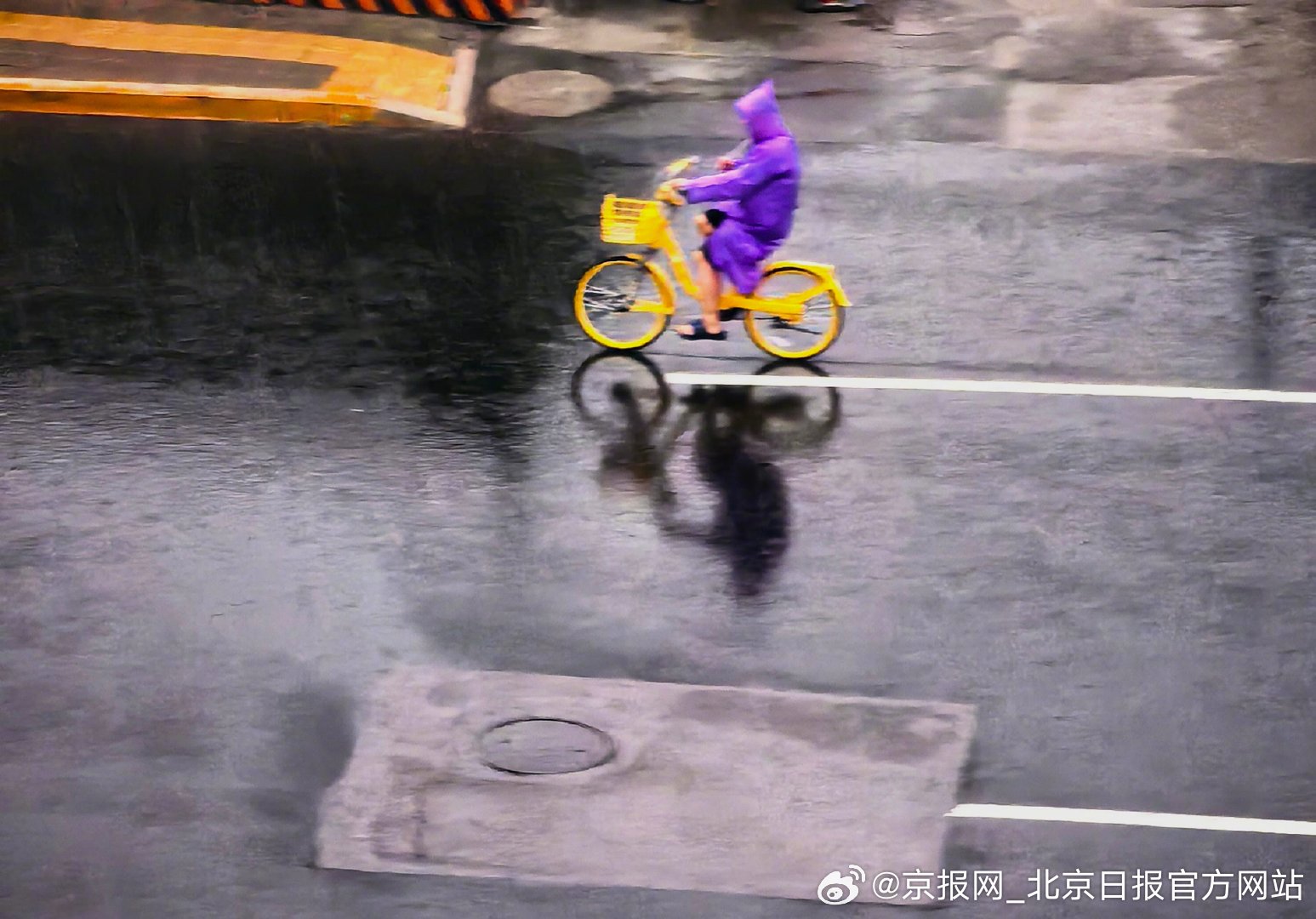 【注意安全！#北京周五早高峰迎降雨#】#北京暴雨现场直击# 7月10日清晨，北京