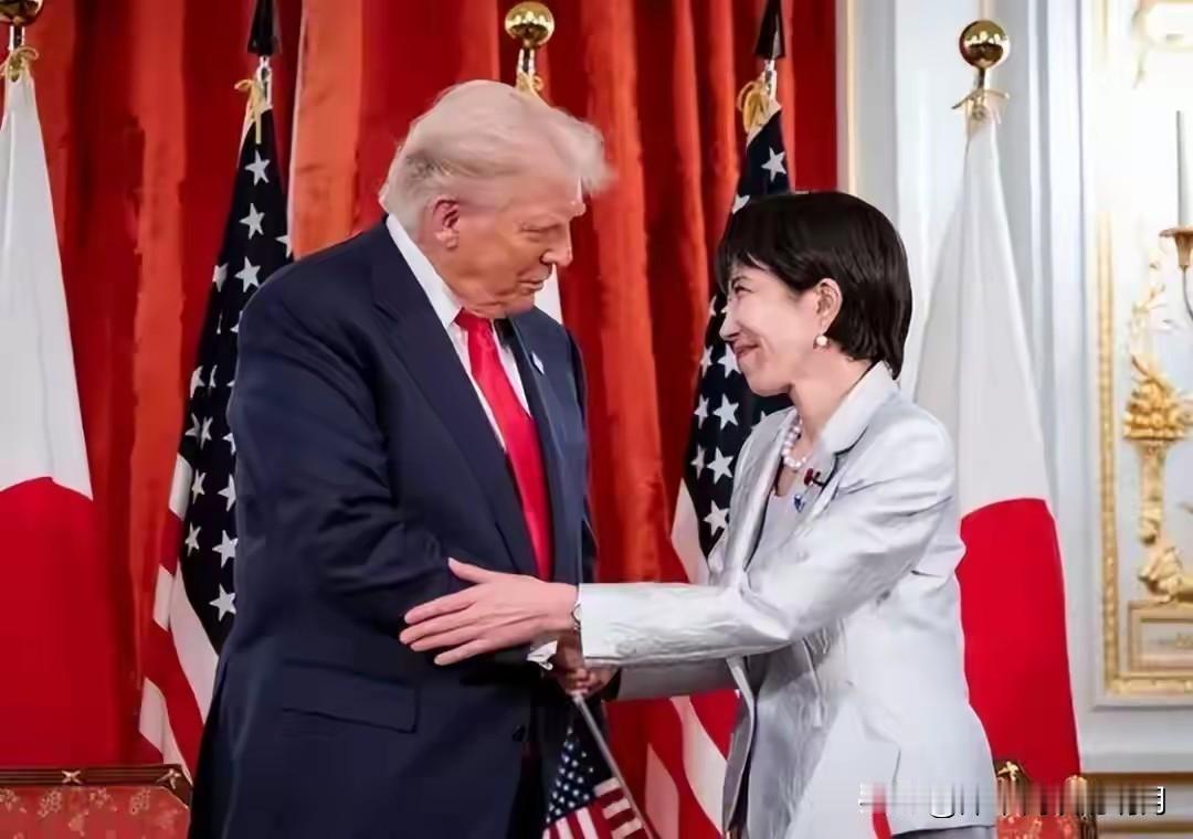 虽然日本首相高市早苗获得了大选胜利，并且是压倒性的胜利，但是，她此刻的处境十分尴