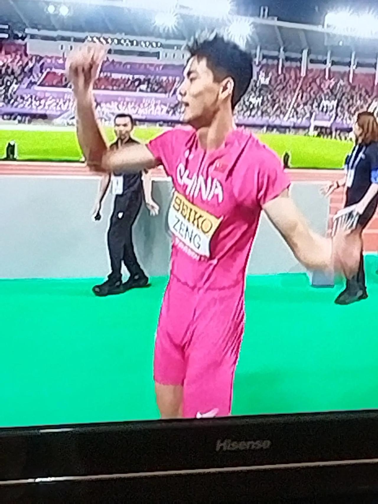 38秒03，中国男子4×100米接力跑出了小组第一。直通今年东京田径锦世锦赛的决