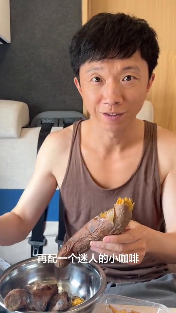 你说我来山东了怎么能不吃地瓜？红薯越吃越高，越吃长越好看。再配一个迷人的小咖啡，