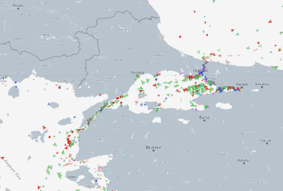 特朗普彻底失算了！
 
霍尔木兹海峡被实打实锁死12天，波斯湾里堵了上千艘油轮，