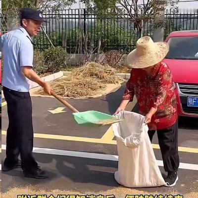 5月30日，“这个派出所火了！”湖北襄阳，部分村民在省道晒麦子，民警劝说这样不安