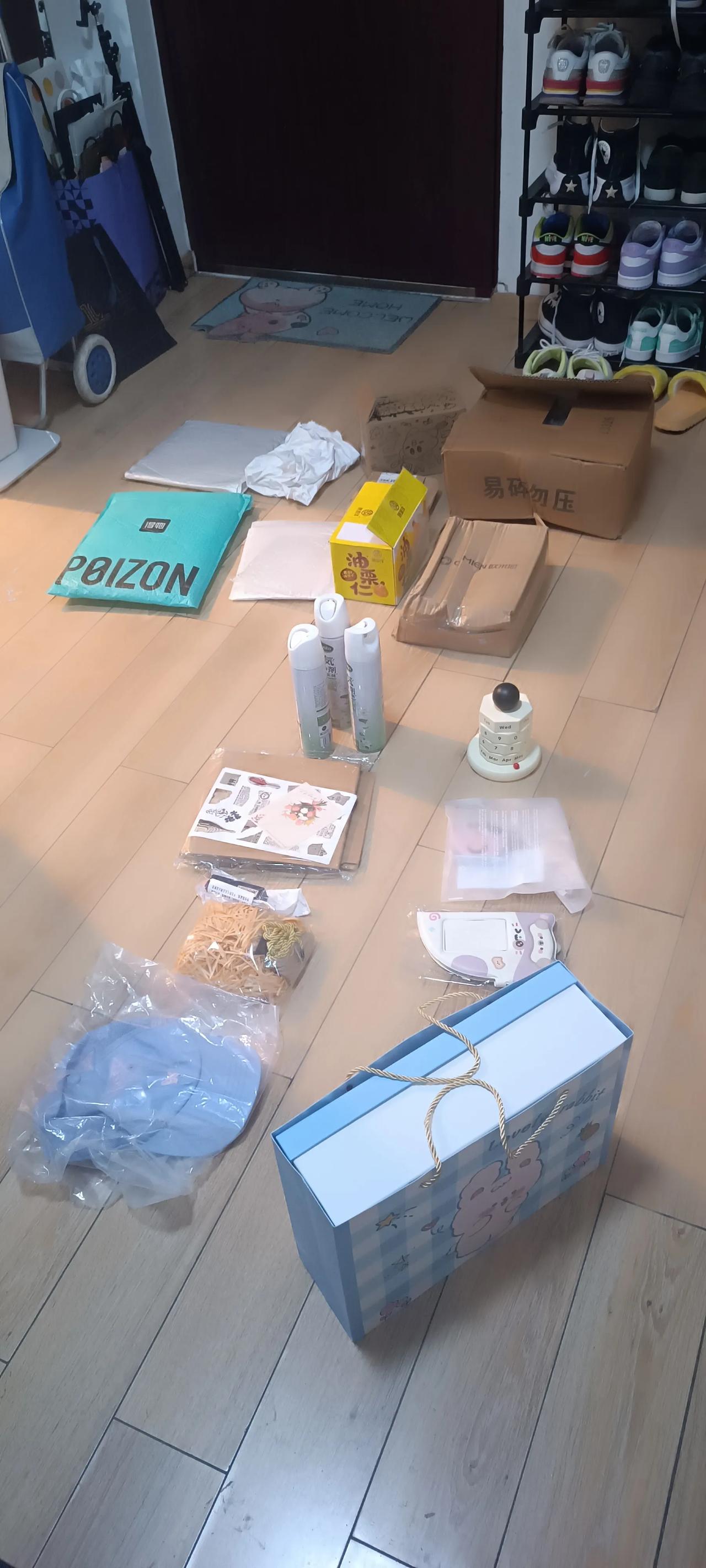 来到了闺女租来的小家，干的第一个活就是取快递拆快递，她在国外遥控指挥，打开后还得