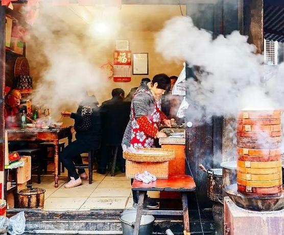 楼下之前开了个早餐店，老板为了揽客把粥免费，所以每天早上看到很多老太太，老头去吃