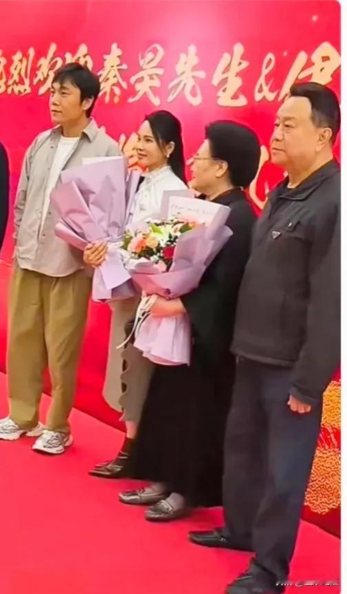 伊能静秦昊携爸妈合影，伊能静看上去小乌依人，她是个温柔贤惠惠的妻子，对公婆照顾有