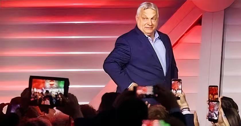 终于松口了！据彭博社报道，欧尔班在即将离任之际，准备解除欧盟对乌克兰900亿欧元