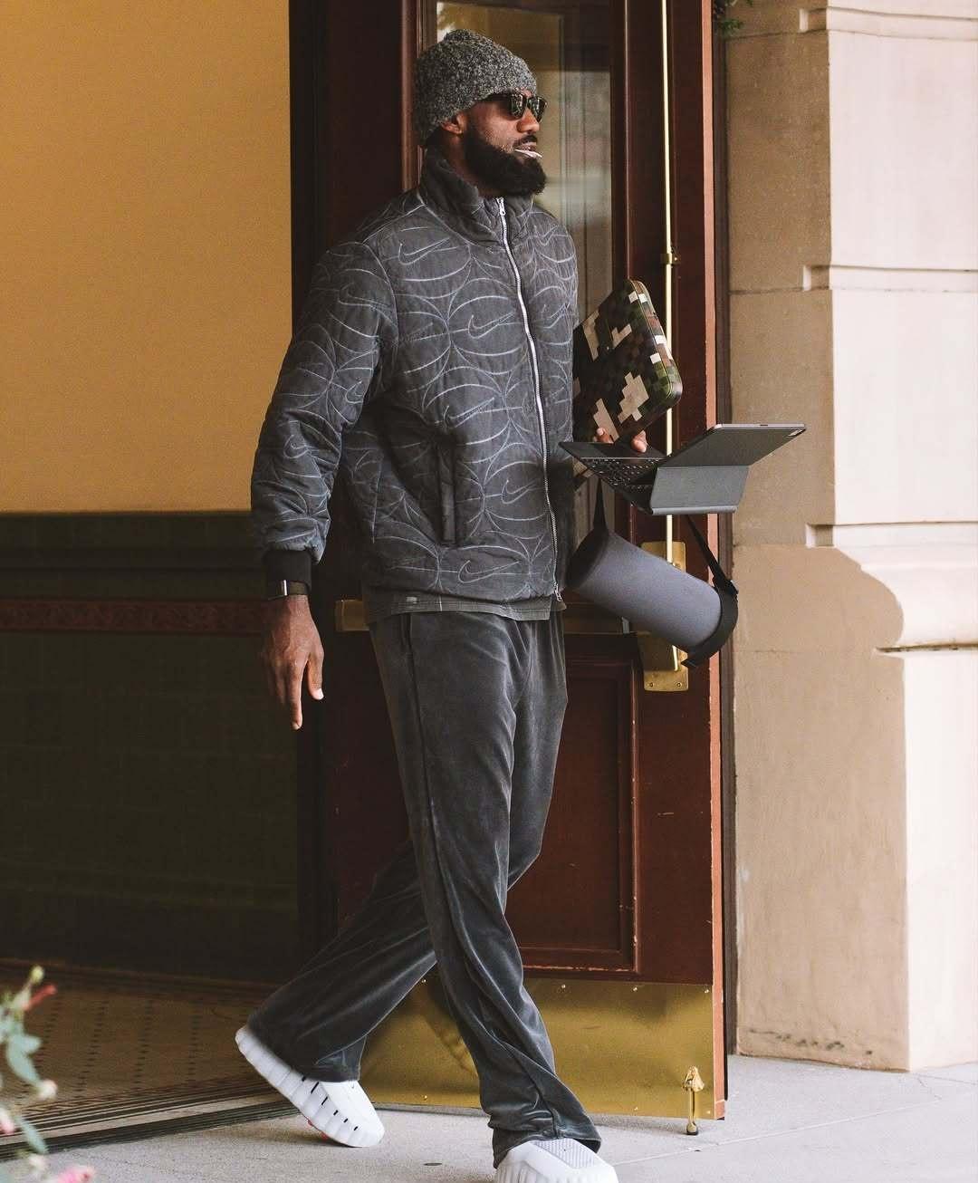 老伙子今天的穿搭你给打几分？ 詹姆斯[超话] ​​​