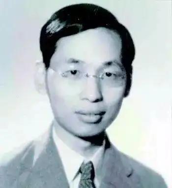 1937年，一个蓬头垢面的乞丐抱着酸菜坛子徒步三千里，来到清华大学长沙临时校门前