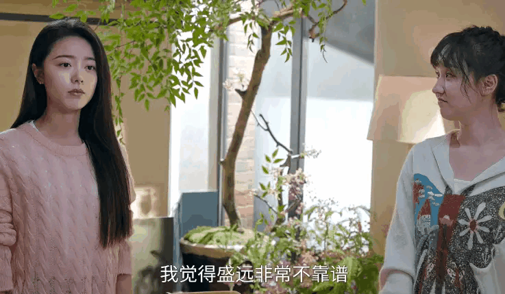 骄阳似我我让你挑《骄阳似我》庄序故意把酒杯里的红酒倒向聂曦光，趁着她去卫生间清洗