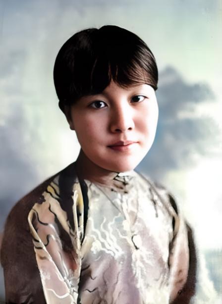 1912 年，12岁的冰心常独自走出家门，在街头各类旧书摊驻足挑选书籍，省下零用