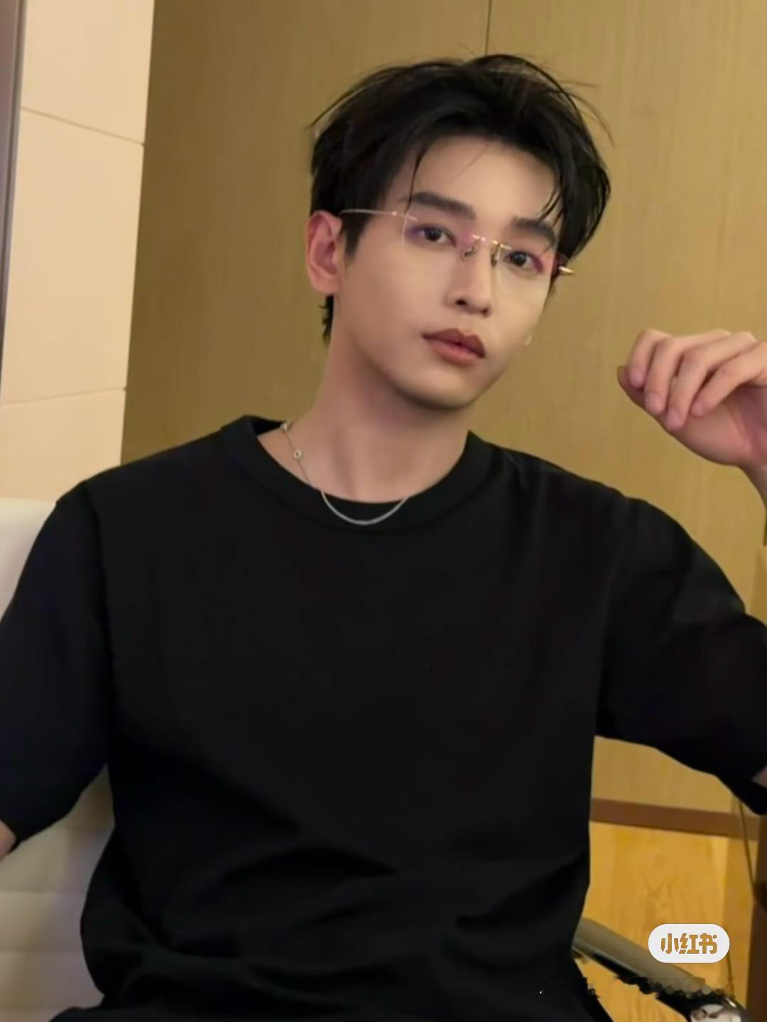 我的妈呀彭昱畅好帅怎么偷偷帅成这样！！都想不起来你搞笑的影子了现在可以对彭彭说一