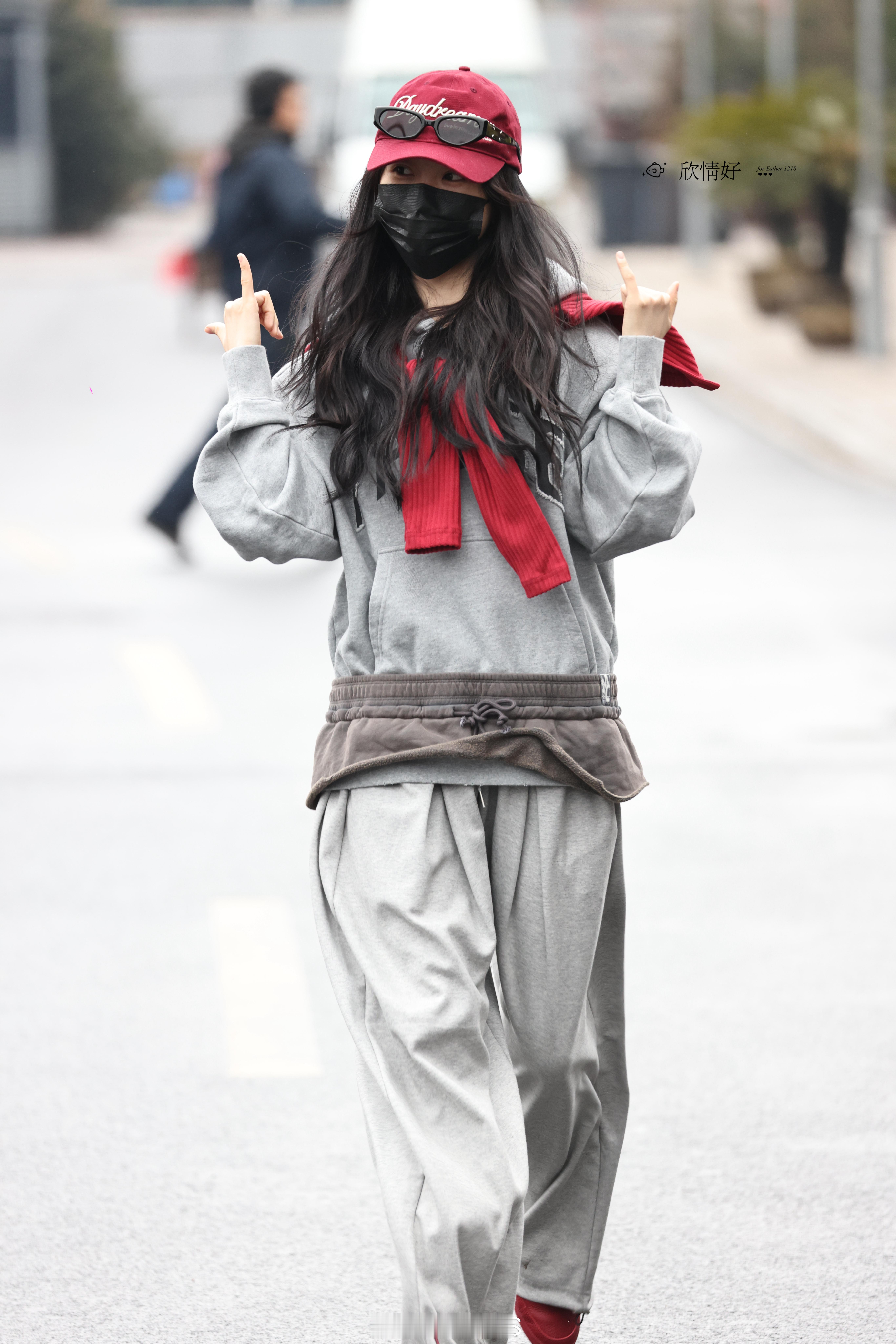 虞书欣甜酷穿搭look云初令上班路透来了呀！🐟好美！