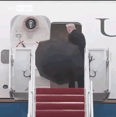 自私自利的本性暴露无遗。

特朗普拿着伞上到了飞机，由于伞很大，机舱门根本拿不进