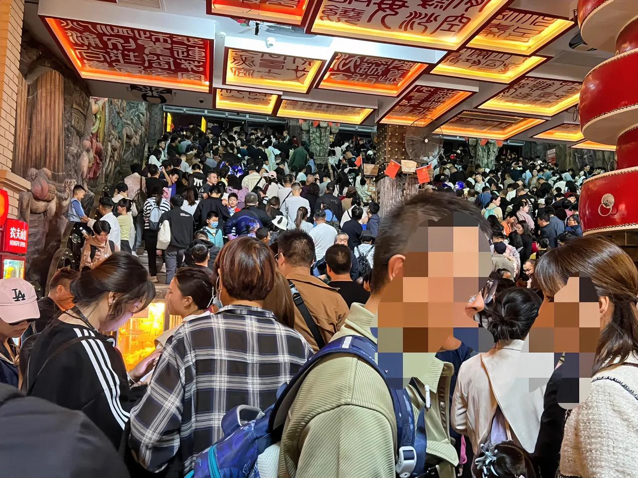 你们还要来西安吗？看看这人流量，国庆节出去玩，主打一个任性，这人多不多自己看，服