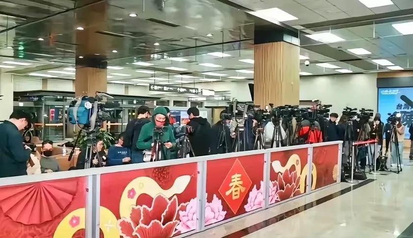 2月11日深夜，台湾机场成“战场”，小S和具俊晔遭百台镜头“围猎”。现场混乱，具