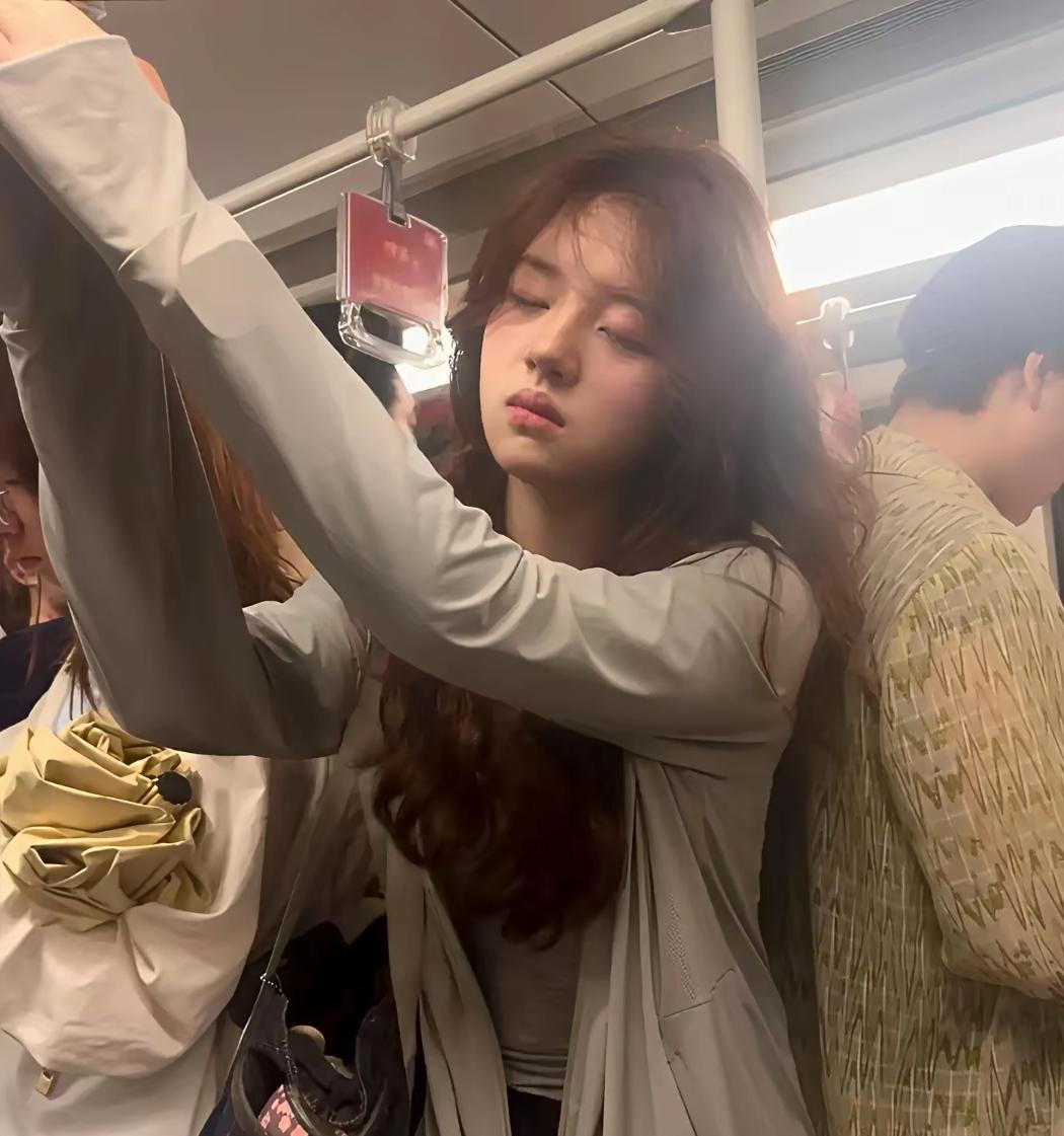 现在的年轻人日拼夜搏，朝九晚五，白天做马，晚上做牛…

每天清晨，闹钟像细针刺破