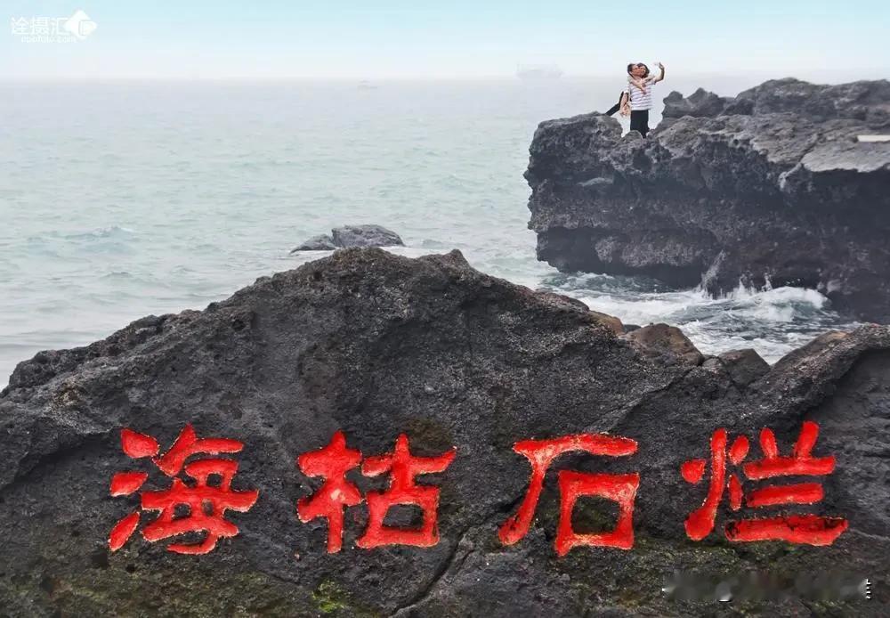 年轻时相信山盟海誓。
我很认真地考虑过这样一个问题：如果我死了，老婆会为我守几年