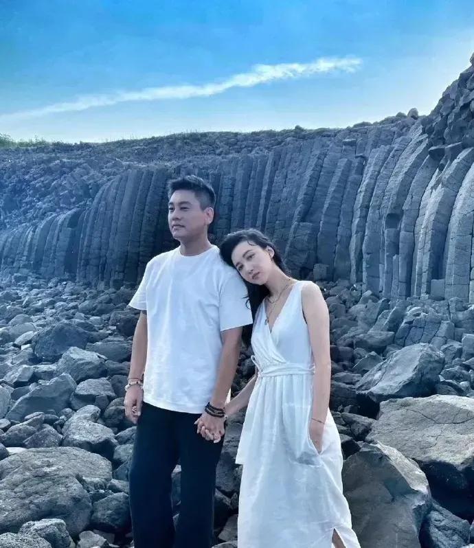 “西门”夫妇甜蜜携手同行，这才是恩爱夫妻的样子，其实有钱人结婚有无孩子是无所谓的