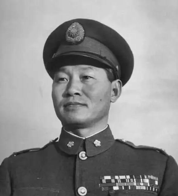 1951年，孙立人脱了衣服上床睡觉，习惯性地搂住老婆，却发现手感不对劲，他一怔，