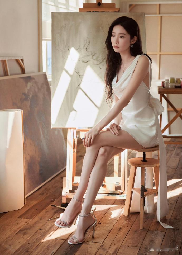 张艺凡性感美腿写真，满屏白皙大长腿美到窒息，网友：这腿是真的长啊大长腿
