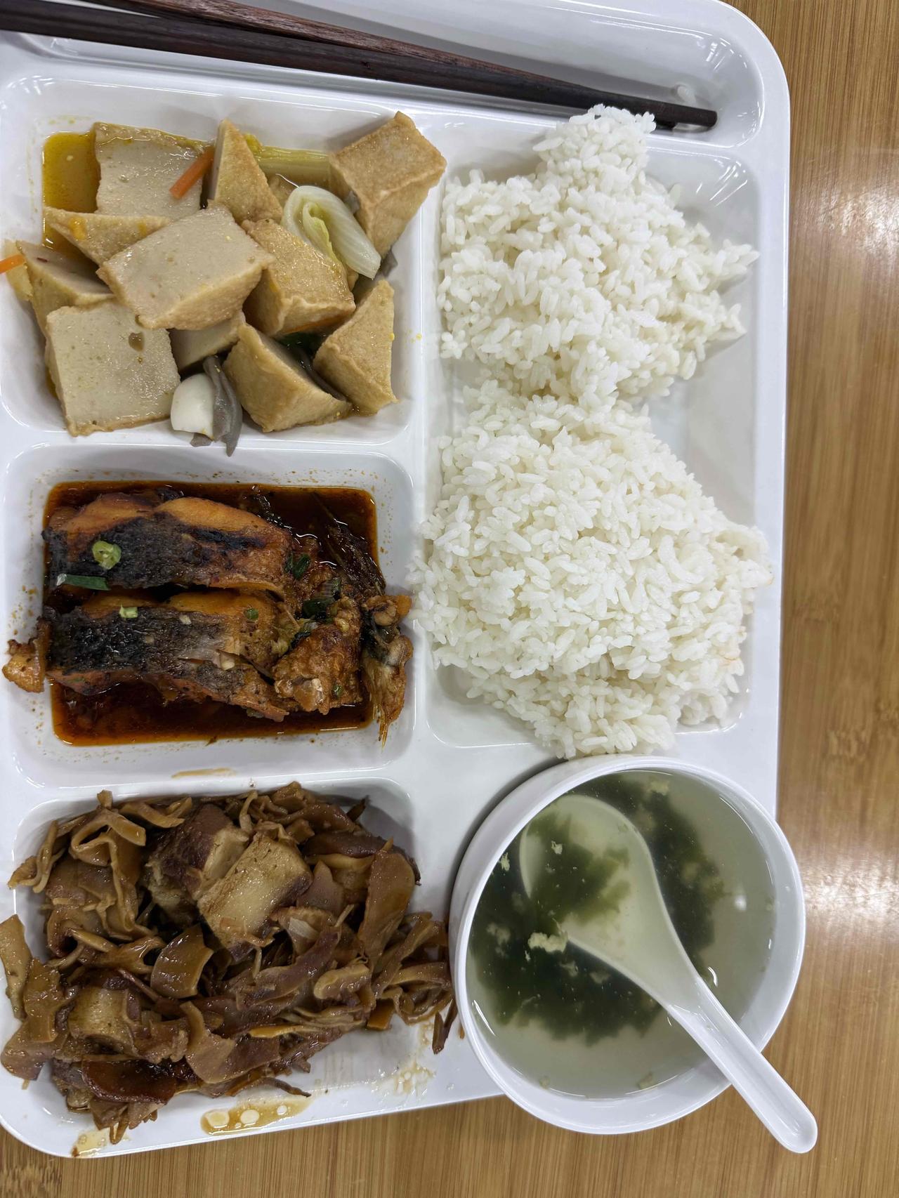 两荤一素一汤二十元味美量大吃撑啦