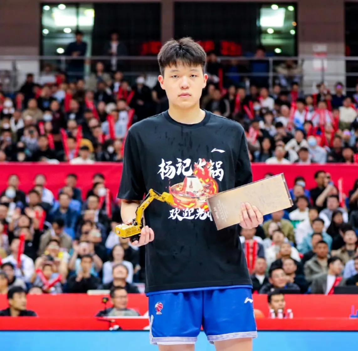 杨瀚森太令人失望了！且不说冲击NBA就连CBA季后赛都打不明白，7分7失误越往后