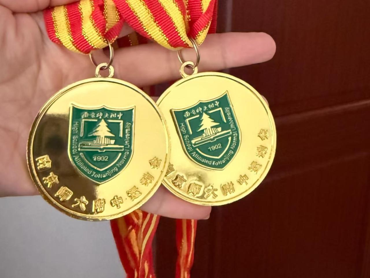 南师附中运动会奖牌该焕新了
娃喜欢运动，校运动会上拼尽全力赢得两金
只是，作为全