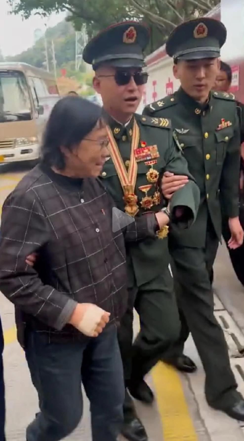 11月17日，杜富国等先进典型去了华坪女高，张桂梅老师第一时间上前扶住杜富国，师