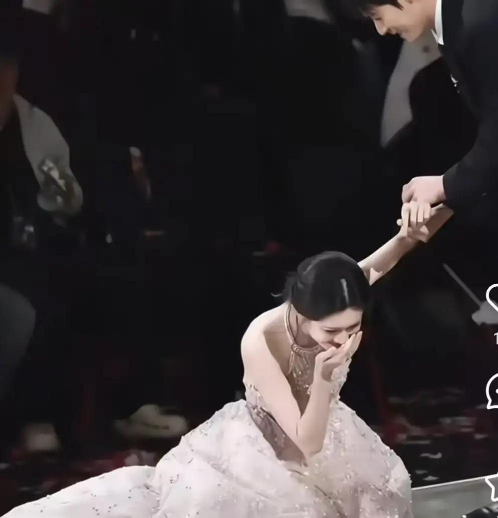 孟子义领奖时一脚踩裙摆，啪叽跪地，全场倒吸凉气。
她拍拍膝盖笑说拍九重紫摔得更狠