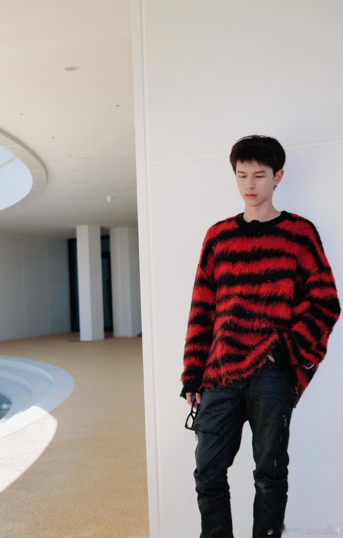 何浩楠买了相机就得用 谁能拒绝何浩楠这超帅的条纹毛衣 look，买了相机尽情拍摄