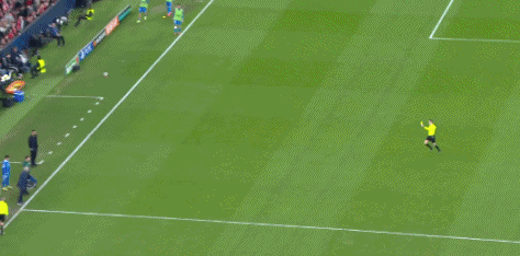 当看到白发苍苍的穆里尼奥因为抗议裁判连吃两张黄牌被罚下场时，竟然有点心疼这个一直