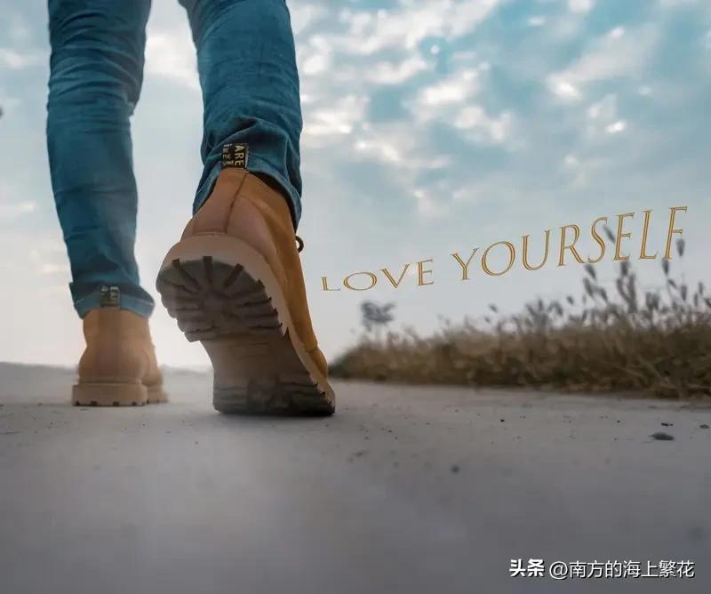 清醒的人都懂得自爱，他们只管做好自己，从不管别人。他们不顾别人，只管自己，看起来