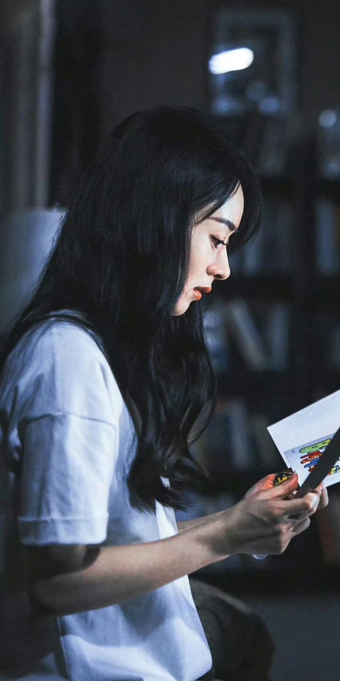 怎么都在说赵丽颖演电影《第十七条》啊？我有她微信，晚点我问问她！ 