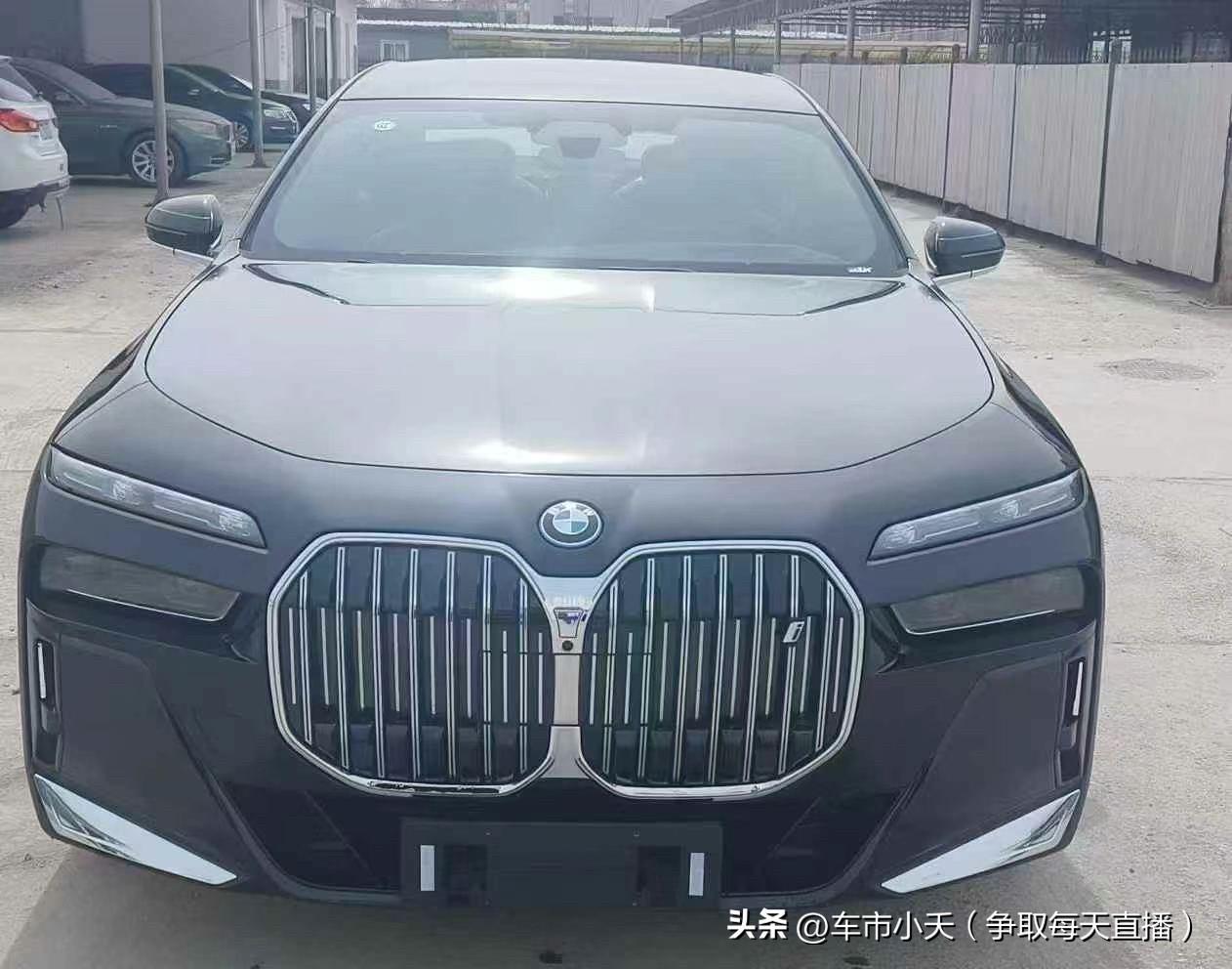 宝马i7这车感觉降到30万，也没啥人买。这车定价80多万，但是实在没什么卖点。智