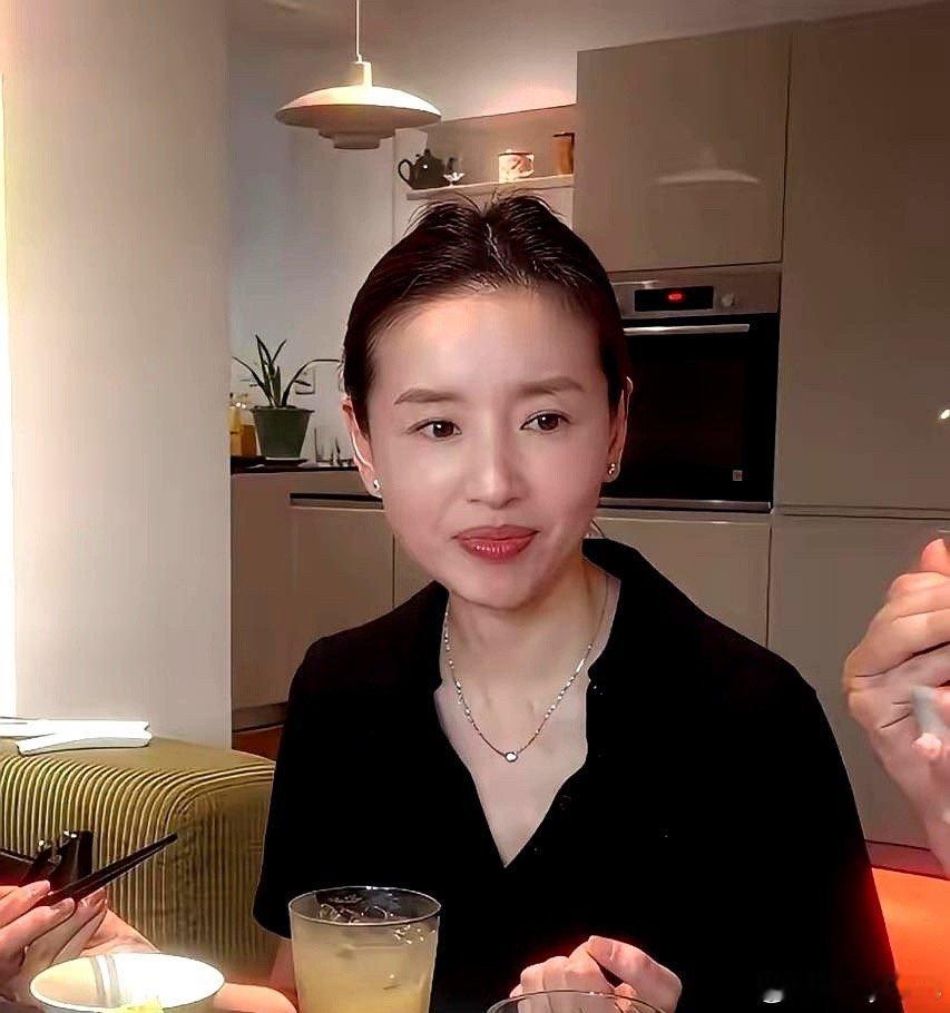 贾乃亮一年直播650场，卖了55个亿，可带货榜单的第二名却是董洁。 