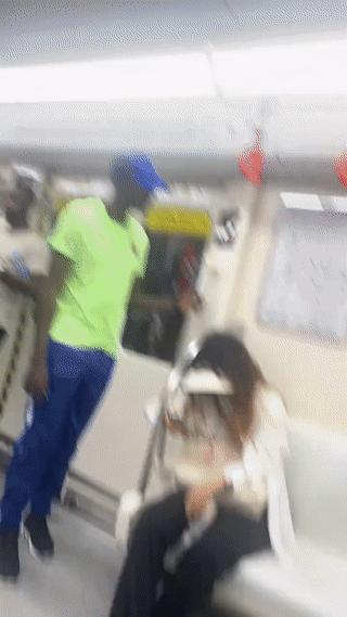 这地铁上的黑人可真不少啊！
不知道的还以为到了非洲呢？
看起来大家似乎是已经习惯