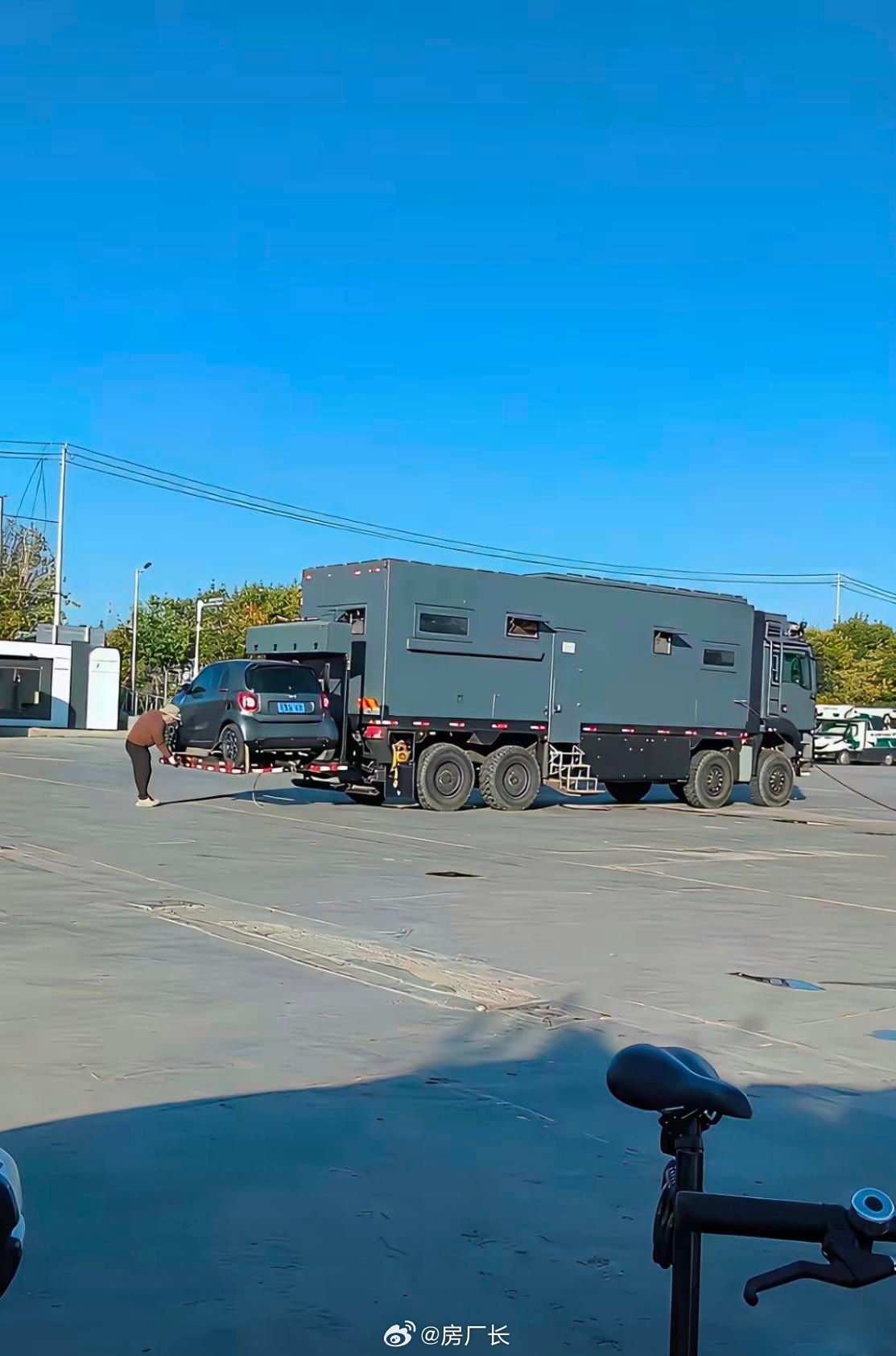 汕德卡8×8重卡房车，全时8驱、顶级越野重卡底盘，4655W太阳能+60度电，车