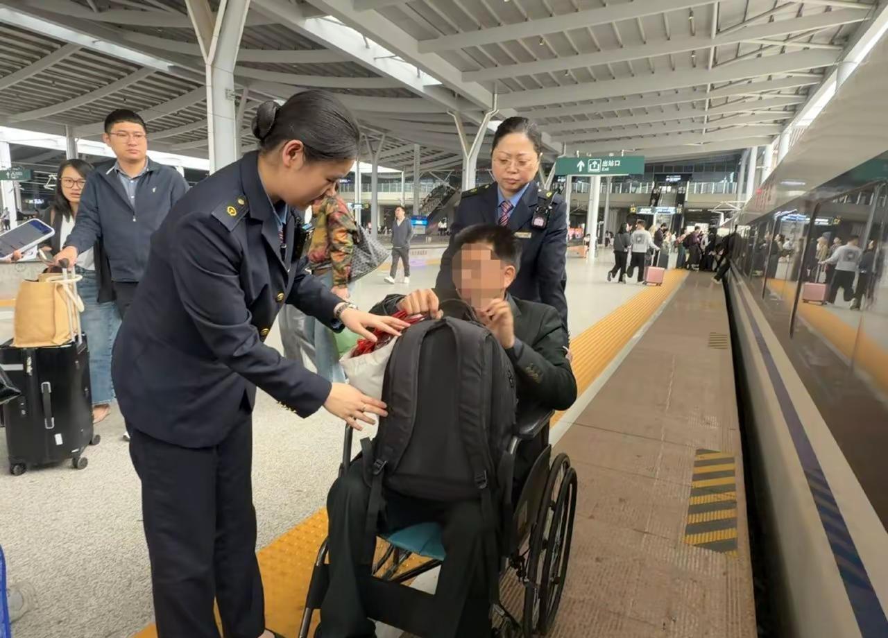 由动车一队担当的G3771次列车，工作人员协助行动不便旅客乘车，途中做好服务，到