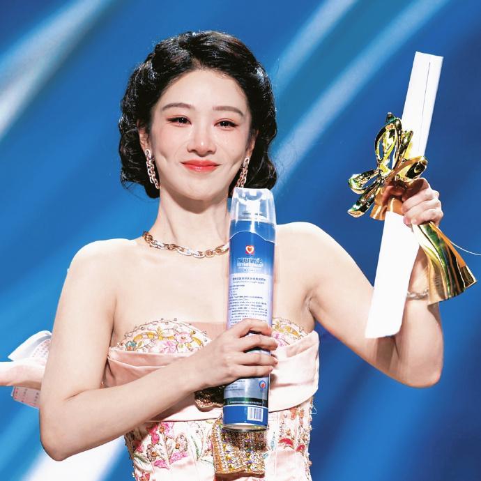 杨紫 你幸福的话我会比你先流泪看见粉丝写给杨紫的长文实在是太感动了，没有想到粉丝