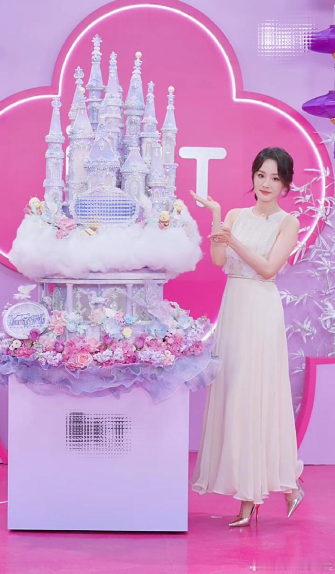 杨幂[超话]杨幂在逃公主具像化 看到杨幂全球首穿的高定白裙，直接被美到窒息！裙子