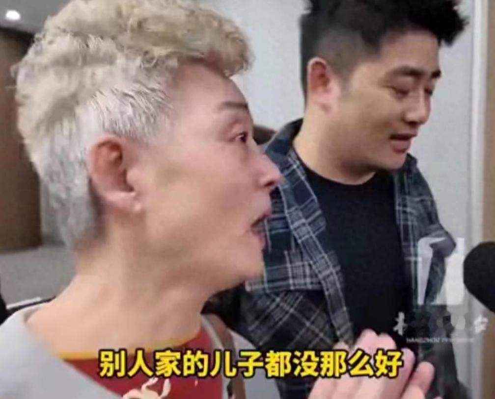 杭州，满头白发的岳母在女婿面前哭得浑身发抖，原来她刚刚摇号选到的公租房，正好就在