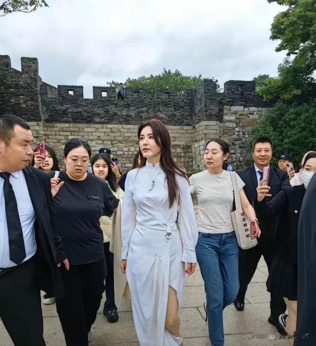 在苏州碰到曾黎‍了，真人比屏幕里‏‎﻿还⁠好看，颜值直接‏拉满。！