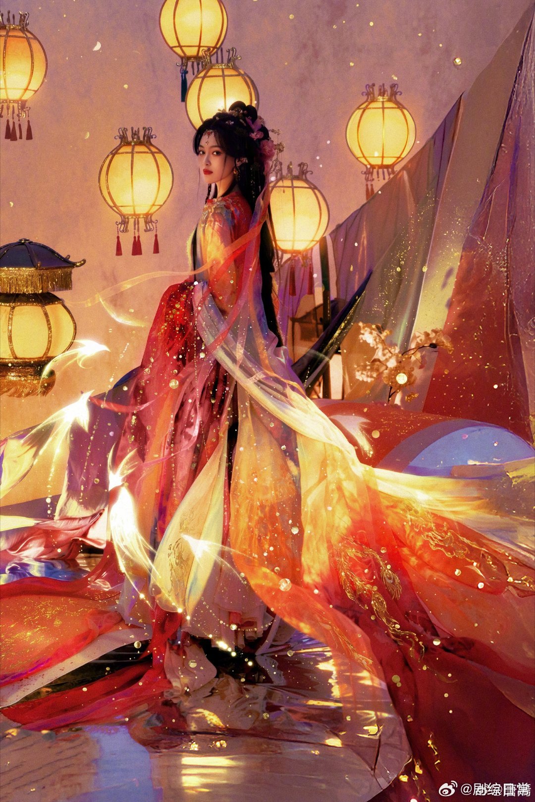 唐嫣端午图美成啥了端午花神降临！朱山尽镜头下的唐嫣把两种古典韵味拿捏得恰到好处。