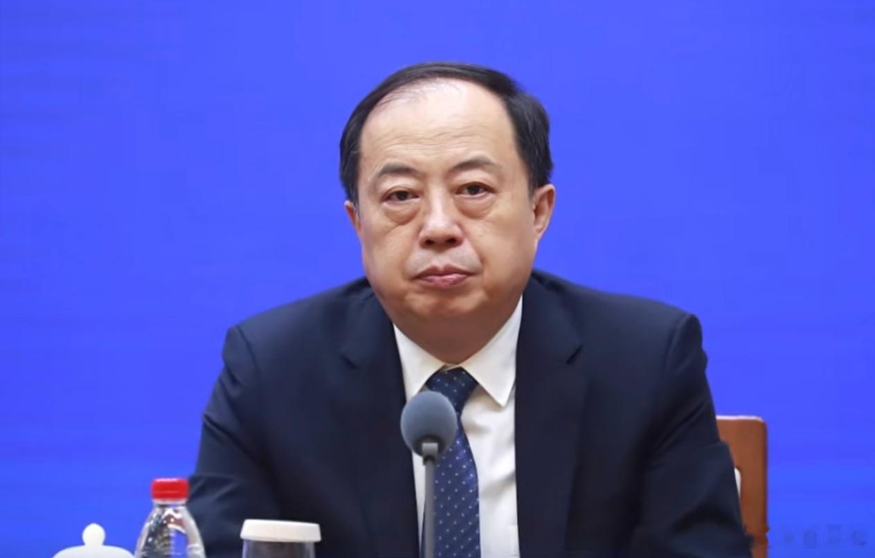 6月9日的青岛市委常委会上，山东黄金集团总经理韩耀东位列其中，取代超龄半年的原常