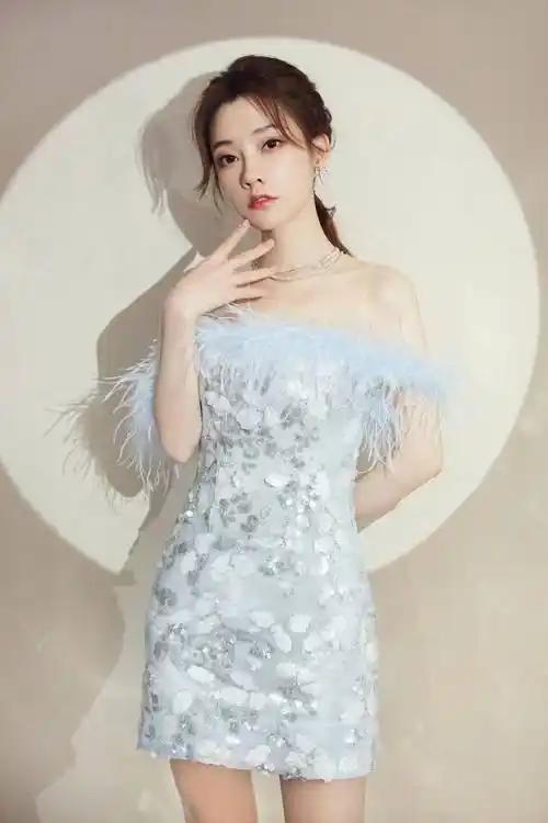 2026年4月，冯提莫在最新一期访谈节目中大方承认曾做过整容调整，坦诚的态度瞬间