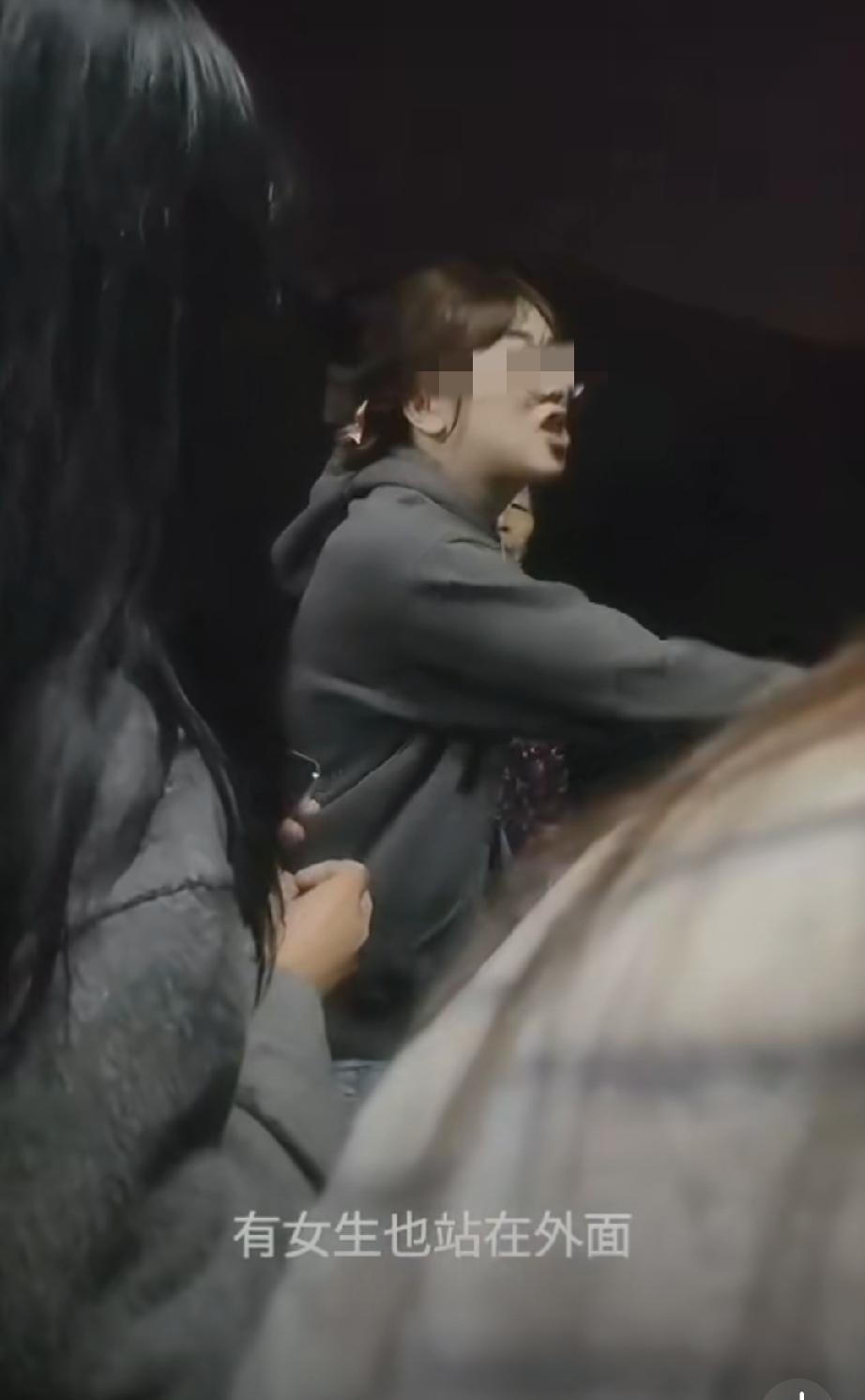 某大学男学生男扮女装勇闯浴室，被自己女同学当场认出。。。 
这打扮还真挺像，要不